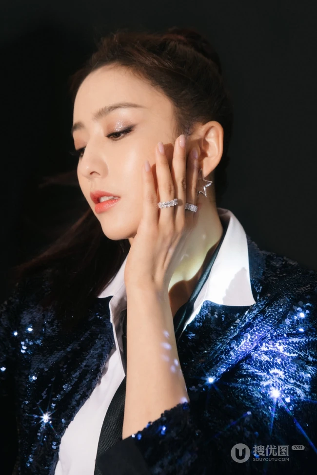佟丽娅buling闪亮全黑舞者服酷美写真，搭配短裤高跟线条感动人