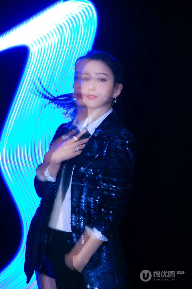 佟丽娅buling闪亮全黑舞者服酷美写真，搭配短裤高跟线条感动人