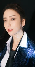 佟丽娅buling闪亮全黑舞者服酷美写真，搭配短裤高跟线条感动人