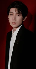 王源全黑西服套装帅气侧颜写真图片