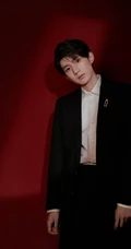 王源全黑西服套装帅气侧颜写真图片