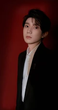 王源全黑西服套装帅气侧颜写真图片