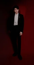 王源全黑西服套装帅气侧颜写真图片