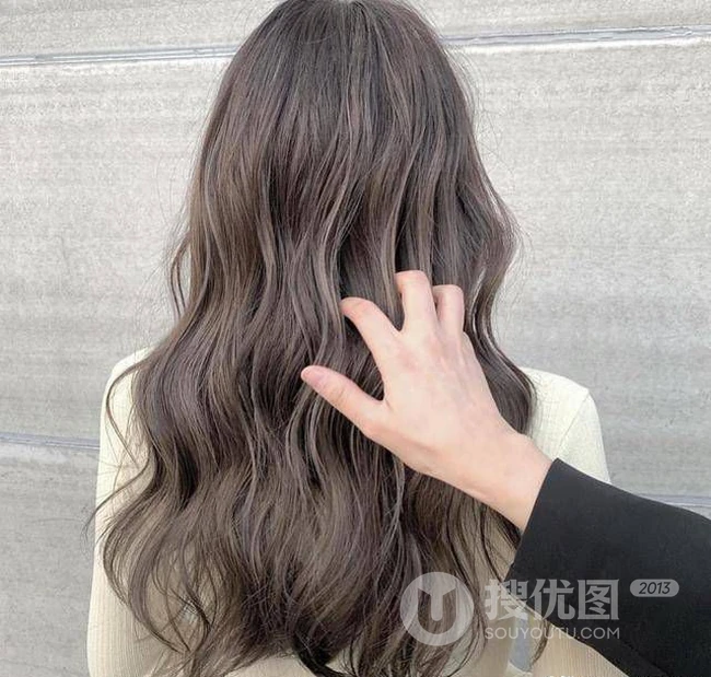 适合长发女生的大波浪卷发发型，16张气质好看的的波浪卷发型图片欣赏 第2张