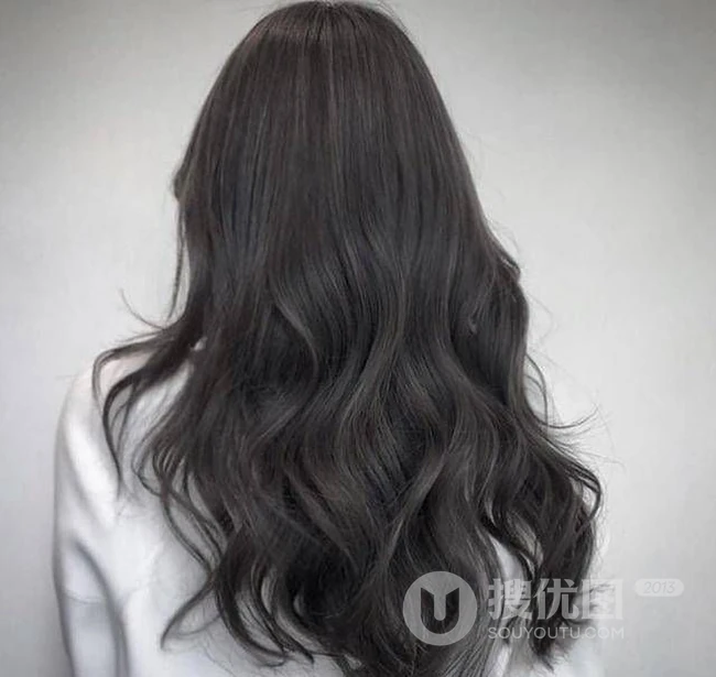 适合长发女生的大波浪卷发发型，16张气质好看的的波浪卷发型图片欣赏 第13张