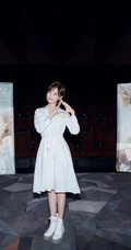 李一桐纯白衬衫裙小白鞋逛电影院开怀写真图片