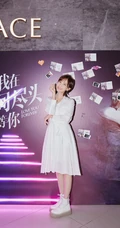 李一桐纯白衬衫裙小白鞋逛电影院开怀写真图片