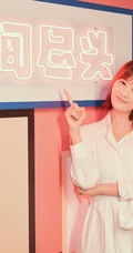 李一桐纯白衬衫裙小白鞋逛电影院开怀写真图片