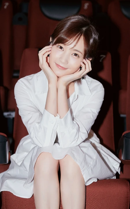 李一桐纯白衬衫裙小白鞋逛电影院开怀写真图片
