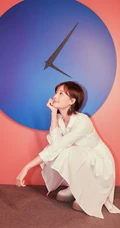 李一桐纯白衬衫裙小白鞋逛电影院开怀写真图片