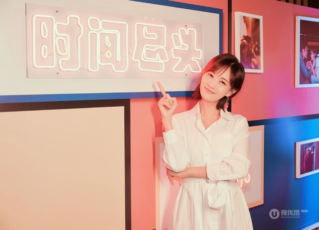 李一桐纯白衬衫裙小白鞋逛电影院开怀写真图片