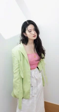 刘亦菲粉色礼裙上衣小白裙海边木栈道清新写真美照