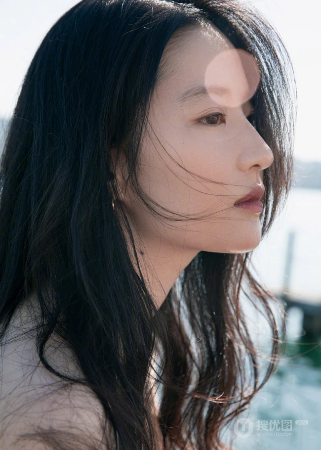 刘亦菲粉色礼裙上衣小白裙海边木栈道清新写真美照