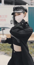 许佳琪全身酷黑装扮现身街头，紧身短款装，牛仔裤显苗条细腰匀称身形