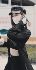 许佳琪全身酷黑装扮现身街头，紧身短款装，牛仔裤显苗条细腰匀称身形