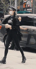许佳琪全身酷黑装扮现身街头，紧身短款装，牛仔裤显苗条细腰匀称身形