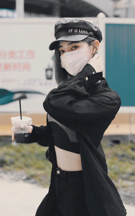 许佳琪全身酷黑装扮现身街头，紧身短款装，牛仔裤显苗条细腰匀称身形