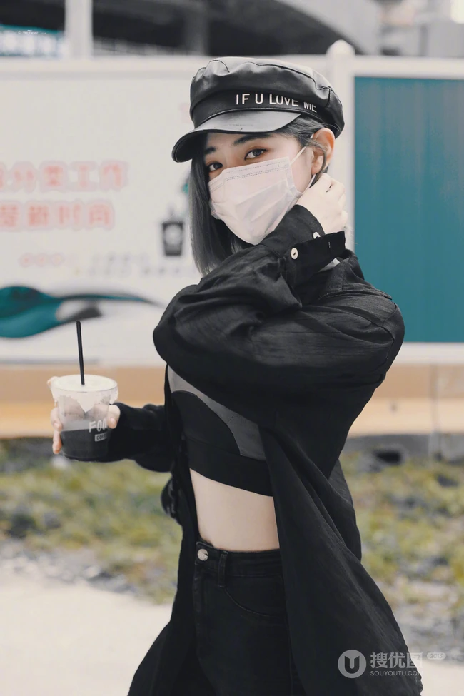 许佳琪全身酷黑装扮现身街头，紧身短款装，牛仔裤显苗条细腰匀称身形