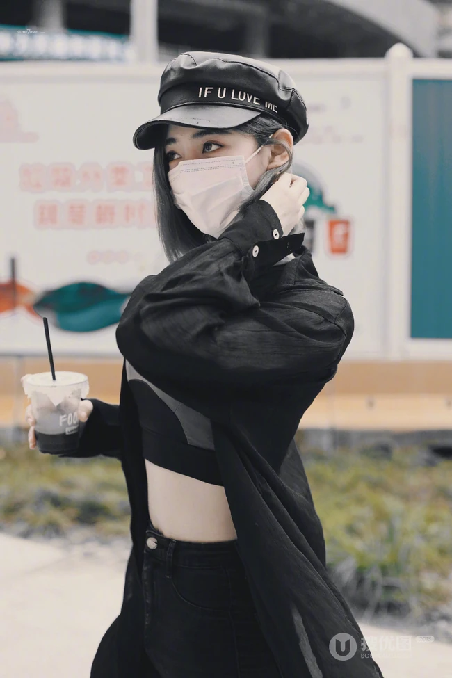许佳琪全身酷黑装扮现身街头，紧身短款装，牛仔裤显苗条细腰匀称身形