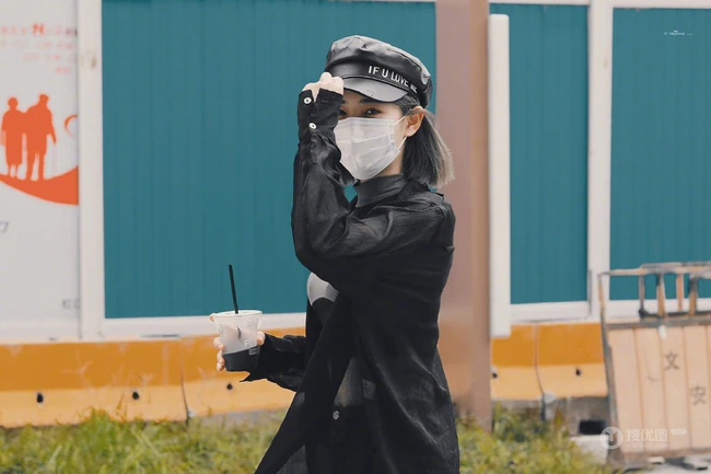 许佳琪全身酷黑装扮现身街头，紧身短款装，牛仔裤显苗条细腰匀称身形