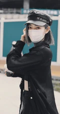 许佳琪全身酷黑装扮现身街头，紧身短款装，牛仔裤显苗条细腰匀称身形
