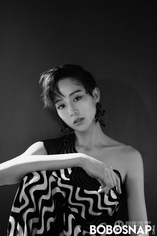 张钧甯清爽气质短发礼裙裙系列高清杂志写真图片
