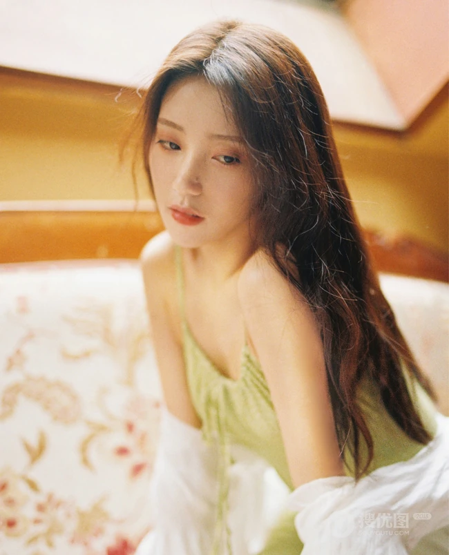 安泳畅唯美气质复古居家写真
