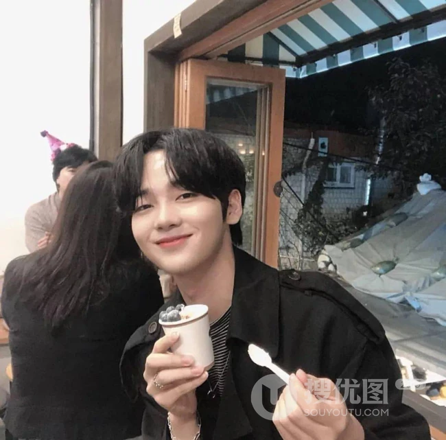 韩式男生短发发型，微卷，边分，露耳朵的帅气有型韩式男生短发图片 第3张