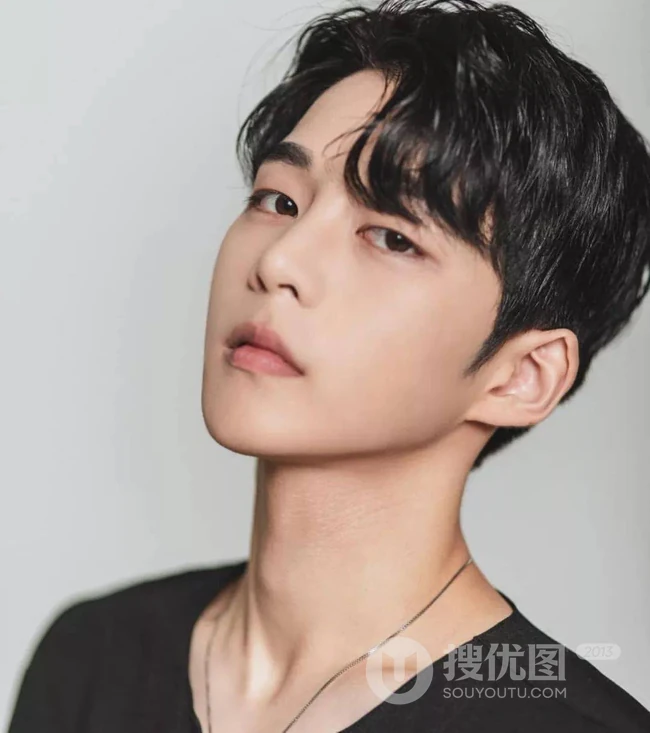 韩式男生短发发型，微卷，边分，露耳朵的帅气有型韩式男生短发图片 第13张