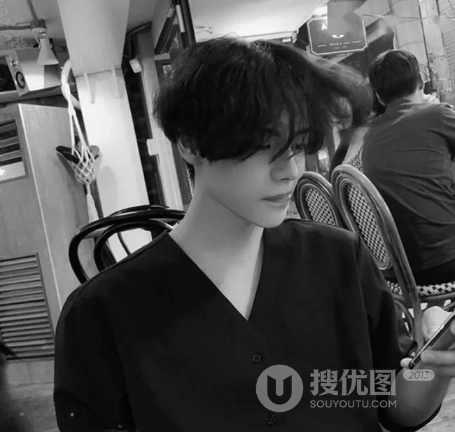韩式男生短发发型，微卷，边分，露耳朵的帅气有型韩式男生短发图片 第4张