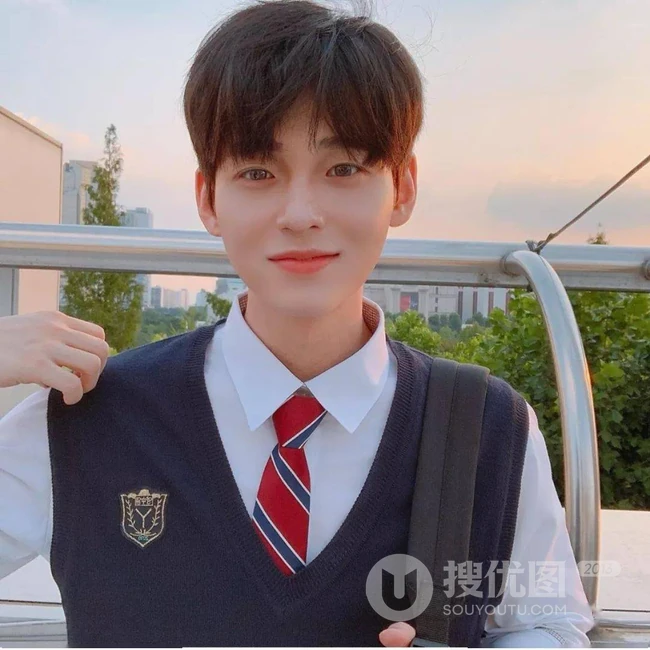 韩式男生短发发型，微卷，边分，露耳朵的帅气有型韩式男生短发图片 第1张