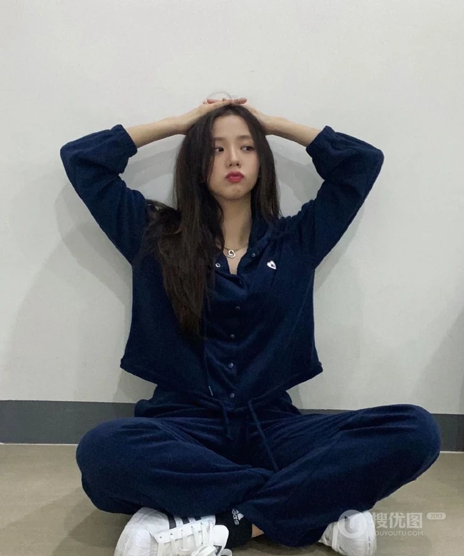 女子演唱组合BLACKPINK成员金智秀清新写真，舞台照图集