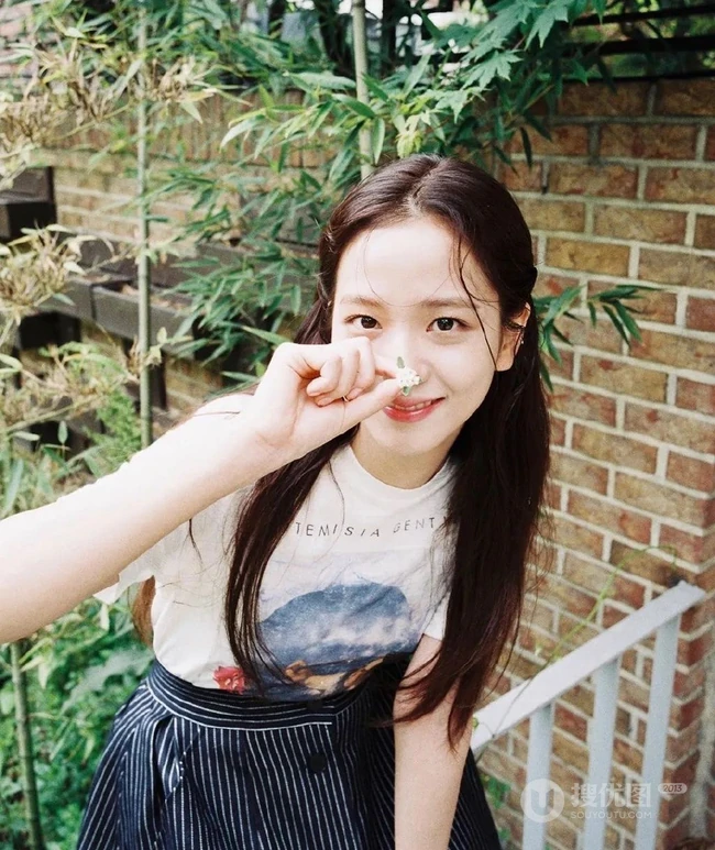 女子演唱组合BLACKPINK成员金智秀清新写真，舞台照图集