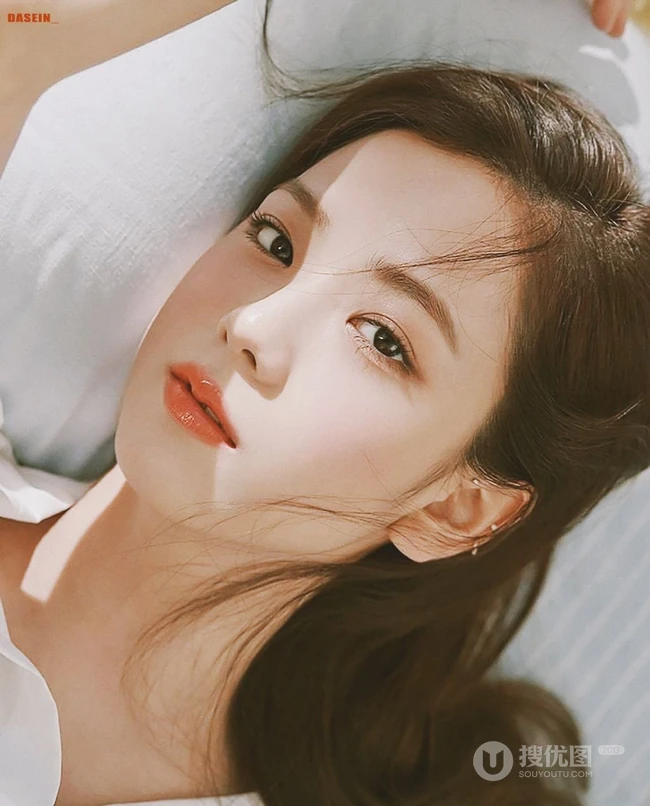 女子演唱组合BLACKPINK成员金智秀清新写真，舞台照图集