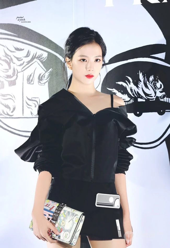 女子演唱组合BLACKPINK成员金智秀清新写真，舞台照图集