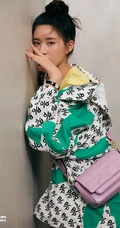赵露思穿着带字母潮装夹克衫，搭配灰色短裤时尚写真