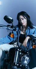 秦岚又酷又美杂志写真，多种街头风潮流造型，打造千变女人
