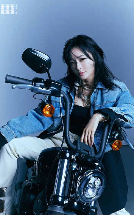 秦岚又酷又美杂志写真，多种街头风潮流造型，打造千变女人