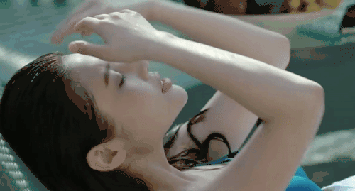 这躺着拨弄头发的姿态真实太美啦！泳装女生动态图