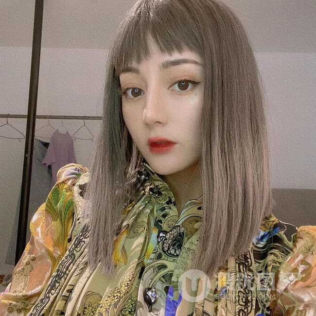 迪丽热巴晒自拍照，齐刘海加长发发型，表情凝固，酷似可爱芭比娃娃
