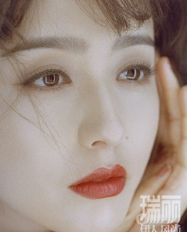 佟丽娅气质复古露背装超美杂志写真图集