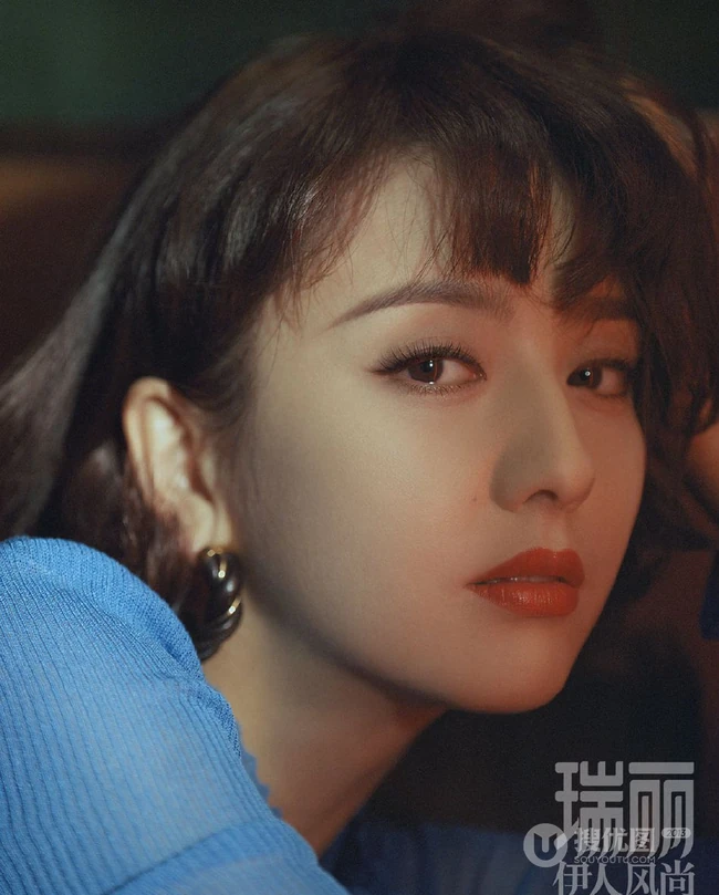 佟丽娅气质复古露背装超美杂志写真图集