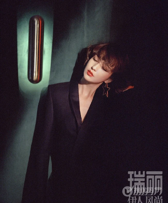 佟丽娅气质复古露背装超美杂志写真图集