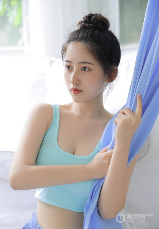 17岁匀称身材可爱丸子头少女肩带背心牛仔裤室内艺术写真