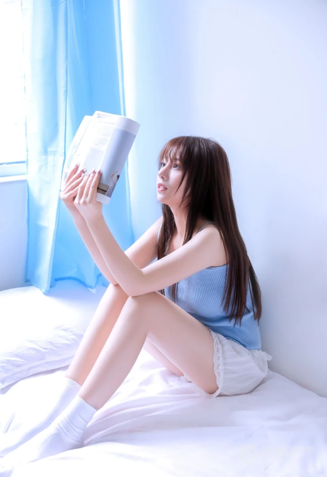 脸蛋有点小微胖16岁少女清纯气质女生肩带背心短裤唯美写真
