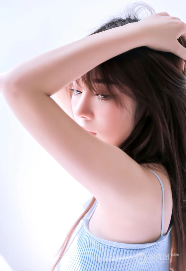脸蛋有点小微胖16岁少女清纯气质女生肩带背心短裤唯美写真