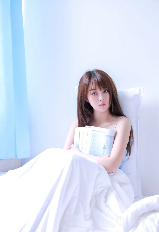 脸蛋有点小微胖16岁少女清纯气质女生肩带背心短裤唯美写真