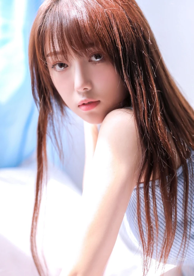 脸蛋有点小微胖16岁少女清纯气质女生肩带背心短裤唯美写真