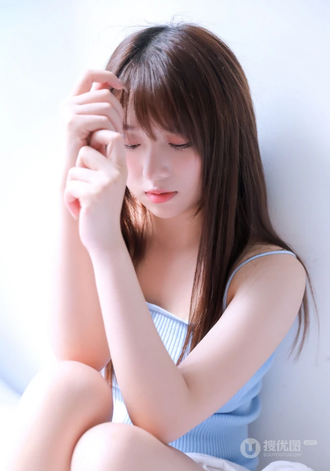 脸蛋有点小微胖16岁少女清纯气质女生肩带背心短裤唯美写真