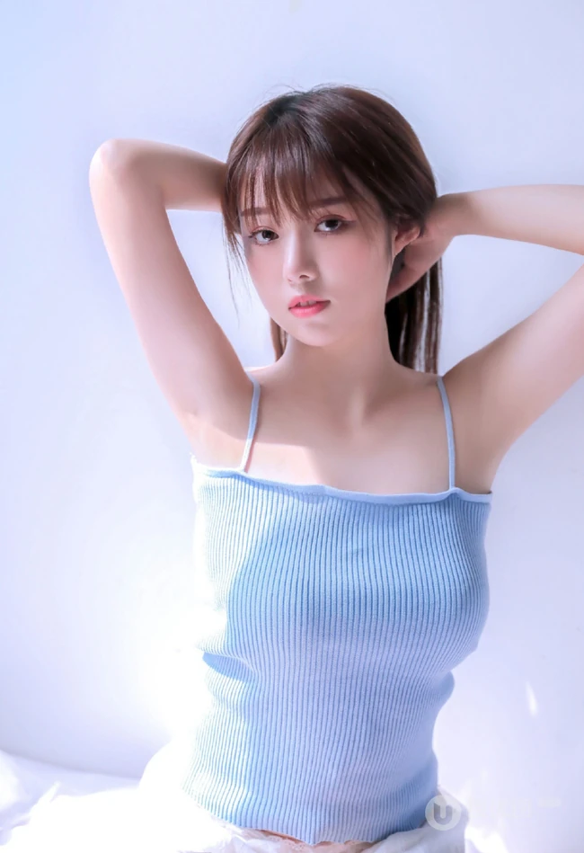 脸蛋有点小微胖16岁少女清纯气质女生肩带背心短裤唯美写真